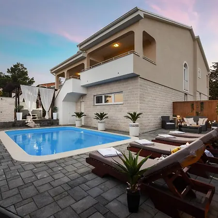 Poolincluded - Villa Belissima بيت للعطل